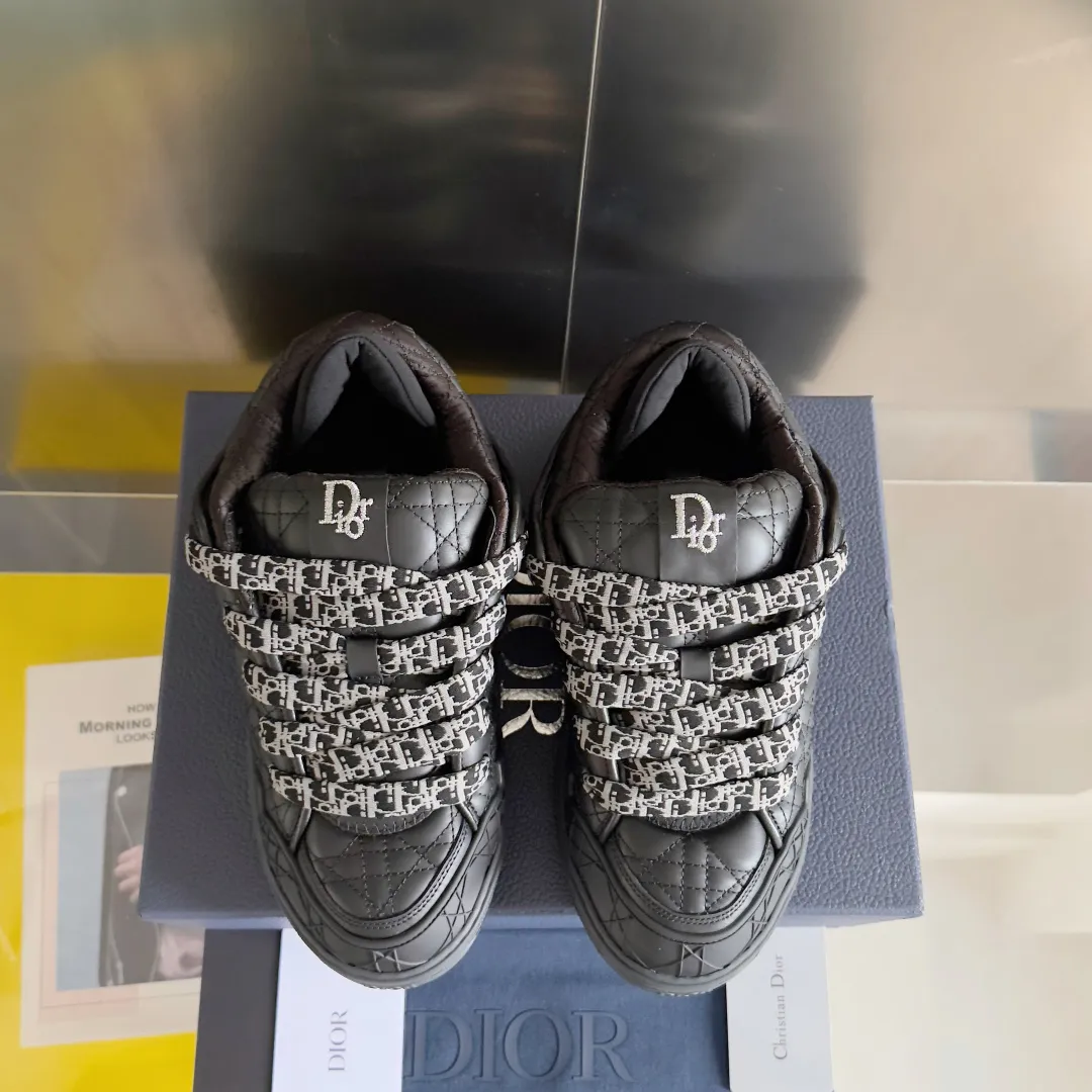 [DIOR] P: 820💰 Men's 39-44. (Male 38. 45. Customized) Dior Dior B9S series top version bread shoes casual sports shoes skate shoes original purchase development and production This new B9S skateboard sneakers are inspired by skateboarding and Dior's high-order spirit. Crafted from navy blue cotton tweed, the classic cannage pattern is reinterpreted with grained calfskin details in homage to Dior's savoir-faire. Padded tongue and technical fabric leg provide ideal comfort. Iconic details abound throughout the design, such as the Dior signature on the heel and tongue, cannage-patterned panels, and the rubber Dior Charm signature on the side inspired by the Dior logo. The rubber soles engraved with Oblique printing with a gradient effect are more refined and can add a high-end temperament to various looks. Exquisite packaging at the delivery counter🛍📦 ▪️Fabric: Original customized first-layer cowhide + tweed ▪️Inner lining: Customized breathable lining ▪️Outsole: Original open-molded anti-slip TPU material ▪️Sole thickness: 3.5CM.